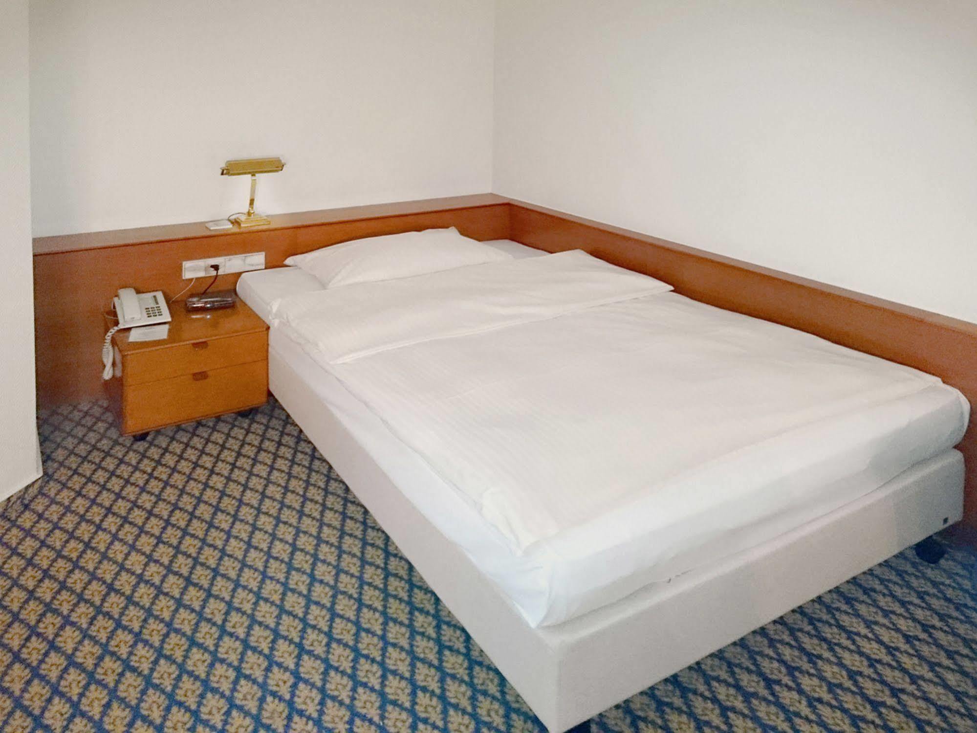 Seehotel Am Tankumsee Isenbuettel Bagian luar foto